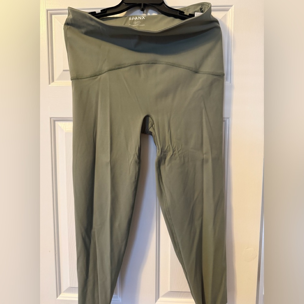 SPANXShape Booty Boost 7/8 Leggings size 1x
